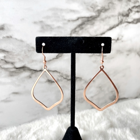 🚫🚫🌸Light Rose Gold Hollow Pear Shaped Earrings🌸 - Picture 3 of 5
